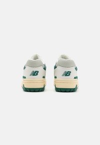New Balance 550 - Sportcipő - off-white/beige/green