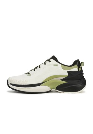 Chaussure de sport blanche et vert olive avec des accents noirs, semelle coussinée, design à lacets et languette au talon pour un enfilage facile.