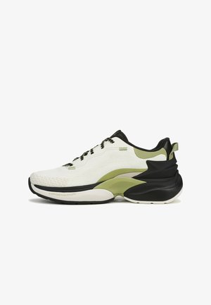 Chaussure de sport blanche et vert olive avec des accents noirs, semelle coussinée, design à lacets et languette au talon pour un enfilage facile.
