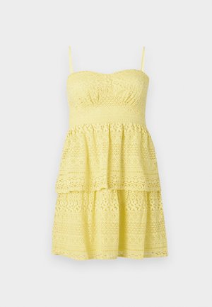 Vestido de encaje amarillo con corsé ajustado, tirantes regulables y falda escalonada con volantes. Presenta patrones intrincados florales y geométricos.