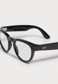 Occhiali da sole neri Ray-Ban con montatura rettangolare, lenti trasparenti, un piccolo icona di una fotocamera sul lato e finitura lucida.