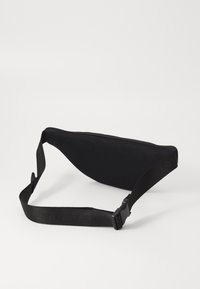 Sac bandoulière noir au design élégant et allongé. Fabriqué en matériau texturé avec un panneau en maille, il dispose d'une sangle réglable et d'une boucle.