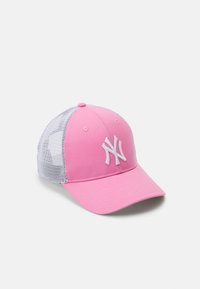 Rózsaszín baseball sapka szilárd elülső résszel, fehér hímzett logóval és hálós oldalakkal. Ívelt napellenző és állítható pánt hátul.