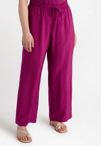 Magenta szerokie spodnie z elastyczną talią i sznurkiem. Wykonane z lekkiego materiału, o gładkiej, lekko błyszczącej fakturze.