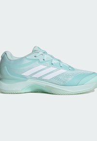 Chaussure de sport bleu clair avec des bandes blanches, dessus en mesh, semelle coussinée et lacets, vue de côté sur un fond uni.