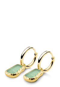 Guldörhängen i form av ringar med en texturerad design, prydda med rektangulära hängande gröna stenar. Slät metallfinish och livlig färgkontrast.
