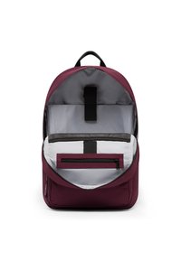 Rucsac burgund cu un interior gri, având un buzunar cu fermoar, un slot din plasă și o mânere de sus. Include un panou posterior căptușit.