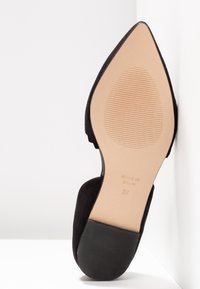 Chaussure à talon en daim noir avec un bout pointu, dotée d'une semelle intérieure beige lisse et d'une semelle extérieure en caoutchouc texturé. Taille 37, fabriquée en Espagne.