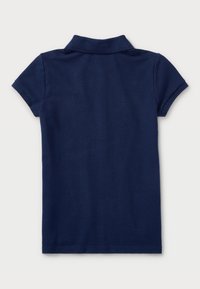 Tummansininen polo-paita, jossa on klassinen kaulus, lyhyet hihat ja sileä puuvillakangas. Yksinkertainen malli ilman lisäkuvioita tai koristeita.