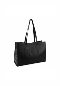 Grande borsa a tracolla nera realizzata in materiale sintetico testurizzato, con due manici lunghi e forma rettangolare con cuciture a vista.