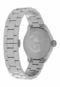 Silberner Edelstahluhren mit Gliederarmband und graviertem Gehäuseboden, der ein Globusdesign und die Marke Timex zeigt.