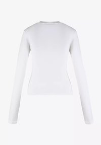 Weißes Langarmshirt mit rundem Halsausschnitt. Der Stoff ist glatt, am Oberkörper anliegend und weist minimale Nähte über den Schultern auf.