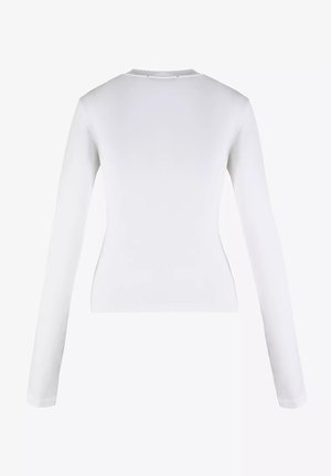 Biała koszula z długim rękawem i okrągłym dekoltem. Materiał jest gładki, dopasowany w talii, a na ramionach ma minimalne przeszycia.