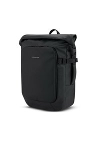 Svart rulltoppsryggsäck med ett slätt, vattentätt material. Har ett framfack med blixtlås, justerbara sidoremmar och ett handtag för att bära i toppen.