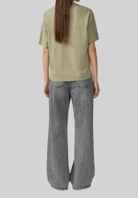 Groene katoenen blend shirt met korte mouwen en een rechte snit, gecombineerd met wijde grijze denim jeans met een vervaagde wassing.