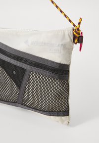 Klättermusen ALGIR ACCESSORY BAG MEDIUM UNISEX - Torba preko tijela - putty grey