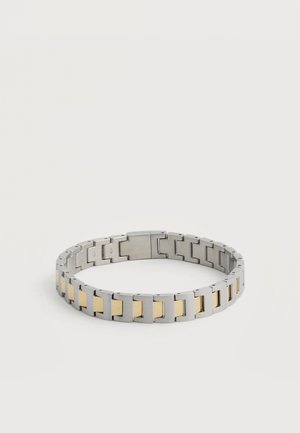Bracciale rettangolare in metallo argentato e dorato con chiusura, esposto su sfondo bianco.