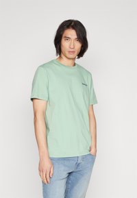 Timberland - SMALL LINEAR LOGO PRINT TEE - T-shirt med print - granite green Miniatyrbild 1