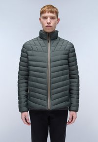 Gevoerde jas in donkergroen met een hoge kraag, voorzien van horizontale stiksels, een rits aan de voorkant in een contrasterende kleur en geribbelde manchetten.