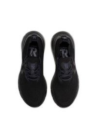 Zwarte sportieve schoenen met een ademend bovenwerk van gaas, textuur op het oppervlak en zwarte veters. Voorzien van een logo en reflecterende accenten aan de zijkanten.