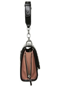 Musta nahkalaukku, jossa on vaaleanpunainen sisustus, hopeaketjukiinnitys ja vetskari. Ylhäällä kantokahva.