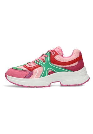 Wielokolorowe sneakersy sportowe z różową siateczką, czerwonym zamszem i zielonymi akcentami. Masywna biała podeszwa z różowym bieżnikiem, z przodem zapinanym na sznurowadła.
