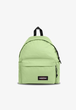 Mochila de tela verde con forma redondeada, bolsillo frontal con cremallera, correas ajustables y un asa en la parte superior. Logo de Eastpak en la parte frontal.