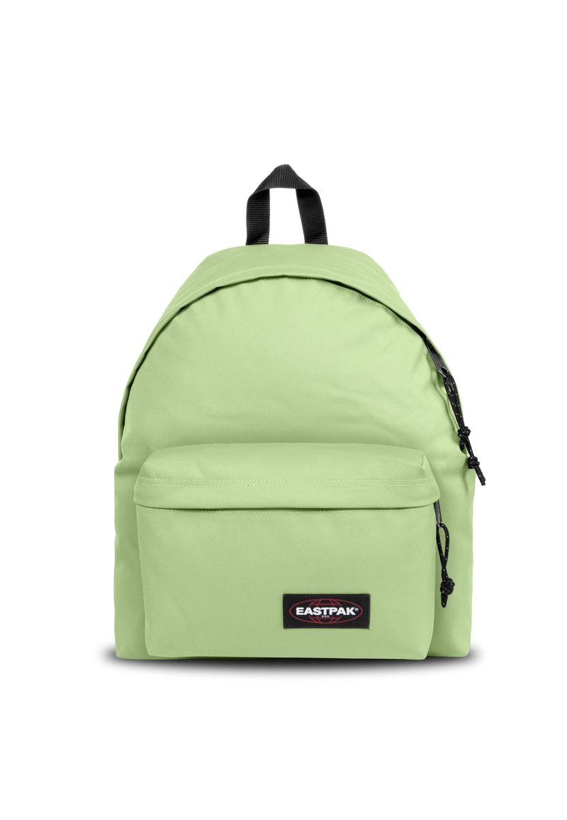 Mochila de tela verde con forma redondeada, bolsillo frontal con cremallera, correas ajustables y un asa en la parte superior. Logo de Eastpak en la parte frontal.