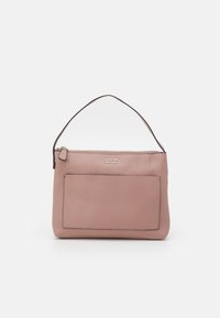 Sac à main rose blush Guess avec poche avant, fermeture à glissière supérieure et sangle unique, sur fond blanc.