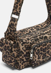 Borsa a spalla con stampa leopardata in materiale tessile, forma rettangolare, due compartimenti con zip e una tracolla regolabile con fibbia in tono argento.