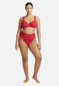 Roter Bikini-Satz mit einem strukturierten, unterfütterten Oberteil mit breiten Trägern und hochgeschnittenen Bottoms, gefertigt aus glattem, dehnbarem Material.