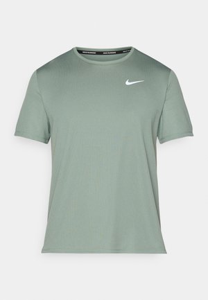 Lys grøn kortærmet Nike Running t-shirt med rund hals og hvid Nike swoosh-logo på venstre bryst.