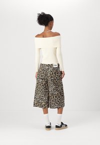 The Ragged Priest Short - brown
