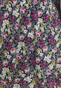 Květinová látka s malými růžovými, bílými a žlutými květy na černém pozadí s zelenými akcenty; strukturovaný bavlněný materiál.