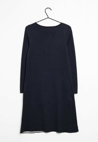 Abito lungo blu navy a maniche lunghe, lungo fino al ginocchio, appeso a una gruccia nera sottile su uno sfondo bianco.