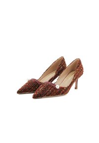 Scarpe con tacco alto e punta affilata in tessuto tweed multicolore, con un cinturino bordeaux e un accento di perla bianca, e un tacco sottile.