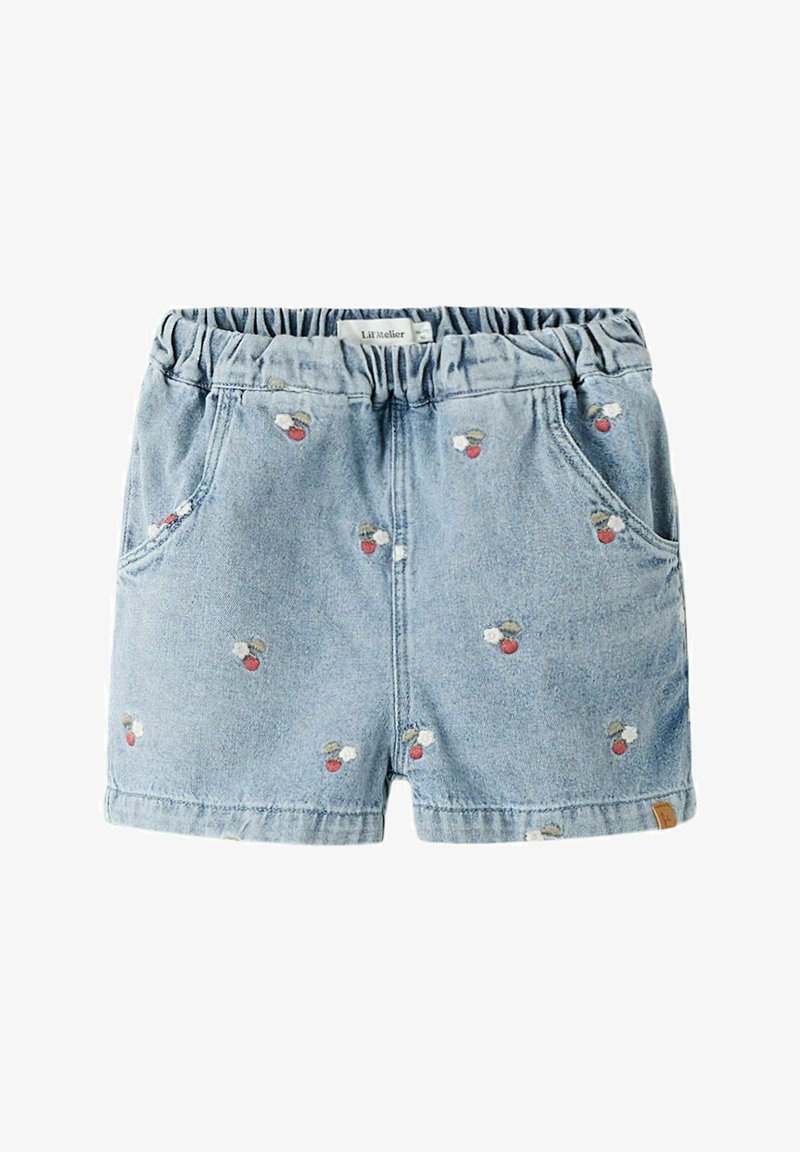 Short en jean bleu clair pour tout-petit avec taille élastique, poches latérales et petits motifs cerise brodés dispersés sur le tissu.