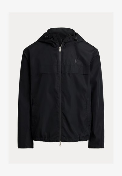 Μαύρο αδιάβροχο μπουφάν με κουκούλα, featuring κλείσιμο με φερμουάρ μπροστά, δύο πλάγιες τσέπες και διακριτό λογότυπο στο στήθος. Λείο, ελαφρύ ύφασμα.