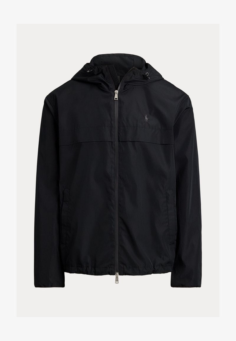 Veste coupe-vent noire à capuche, avec fermeture éclair à l'avant, deux poches latérales et un logo discret sur la poitrine. Tissu lisse et léger.