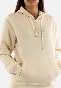 Beige hoodie met een voorzak, verstelbare trekkoordkap en een groene geborduurde grafiek van een hart en een globe op de borst.