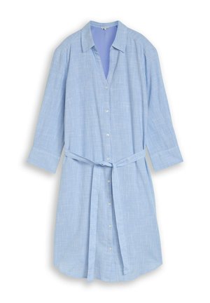 Jasnoniebieska sukienka koszulowa z długim rękawem, kołnierzykiem i paskiem w talii, z delikatnym wzorem w kratę.