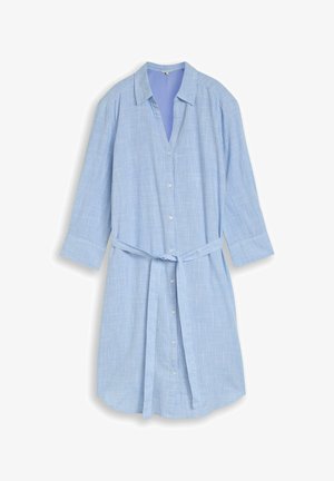 Jasnoniebieska sukienka koszulowa z długim rękawem, kołnierzykiem i paskiem w talii, z delikatnym wzorem w kratę.