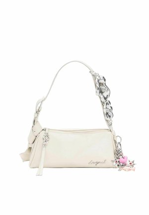 Pequeño bolso blanco con una sola correa que presenta detalles florales plateados y colgantes en forma de estrella, corazón y corona sobre un fondo liso.