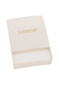 Weißer rechteckiger Schmuckkasten mit goldener "amor"-Aufschrift auf dem Deckel, teilweise geöffnet, um ein weiches Innenfutter zu zeigen.