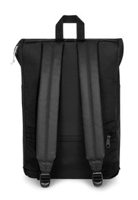 Sac à dos noir en matière textile, doté de bretelles rembourrées et réglables, d'une poignée supérieure et d'une poche latérale zippée pour le rangement.