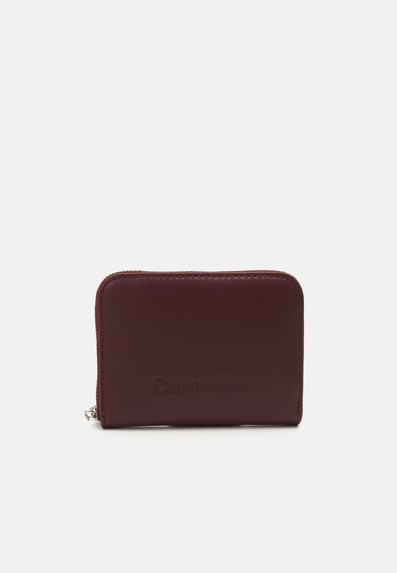 Calvin Klein EMBOSSED LOGO ZIP WALLET - Denarnica - oxblood