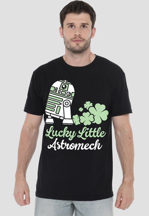 Schwarzes Baumwoll-T-Shirt mit einer Grafik eines Astromech-Droids und dem Text "Lucky Little Astromech" in Weiß und Grün, ergänzt durch Kleeblatt-Details.