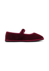 Zapato plano Mary Jane de terciopelo rojo oscuro con una sola tira sobre el empeine y una suela negra, mostrado en perfil lateral.