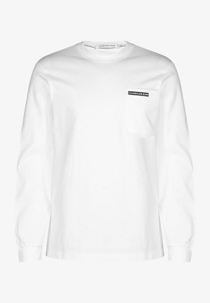 Bílé tričko s dlouhým rukávem vyrobené z bavlny, s kulatým výstřihem a kapsou na levé straně hrudníku s černým logem Calvin Klein Jeans.