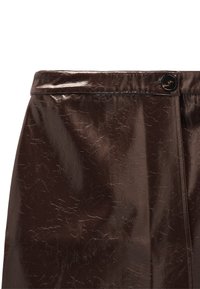 Brąskowa spódnica z sztucznej skóry o błyszczącej powierzchni, z płaskim pasem, zapięciem na guzik i subtelną teksturą.